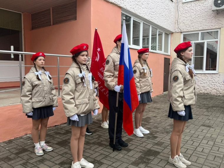 Торжественной церемонией поднятия Знамени Победы.